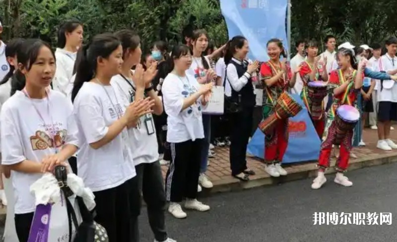 自貢2025年讀鐵路學(xué)校一年要多少錢